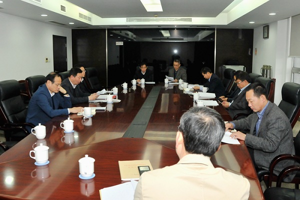 省住房城鄉(xiāng)建設(shè)廳黨組書記顧小平主持召開廳黨組會議，專題學(xué)習(xí)黨的十八屆六中全會精神